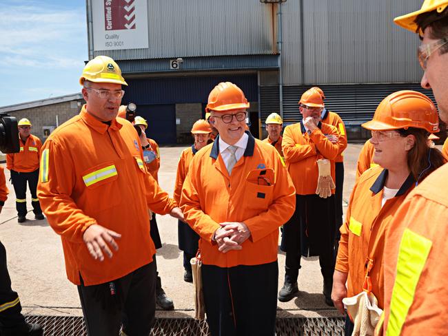 TOMAGO, AUSTRALIA, NewsWire Photos. JANUARY 20, 2024. Prime Minister Anthony Albanese speaking to workers at Tomago Aluminium. Picture: NewsWire/ Adam Yip