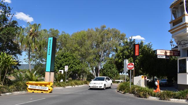 One way traffic along Quay Street outside the Criterion Hotel.