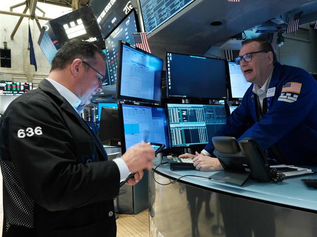 NEW YORK, NEW YORK - MARCH 28: Traders work on the floor of the New York Stock Exchange (NYSE) on March 28, 2023 in New York City. Stocks were down slightly in morning trading as a congressional hearing on the collapse of Silicon Valley Bank (SVB) and Signature Bank begins in Washington.   Spencer Platt/Getty Images/AFP (Photo by SPENCER PLATT / GETTY IMAGES NORTH AMERICA / Getty Images via AFP)