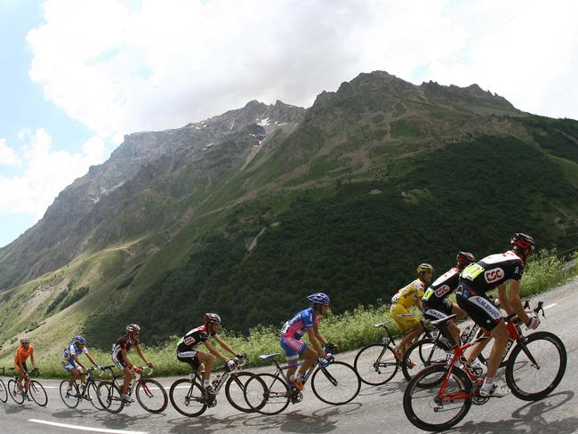 Cyclists in pack climb the Alps to Alpe d'Huez.