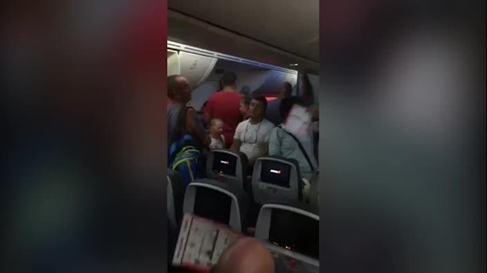 Passengers stuck on Jetstar flight