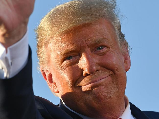 TOPSHOT - US President Donald Trump waves as he leaves a rally at Tucson International Airport in Tucson, Arizona on October 19, 2020. - US President Donald Trump went after top government scientist Anthony Fauci in a call with campaign staffers on October 19, 2020, suggesting the hugely respected and popular doctor was an "idiot." (Photo by MANDEL NGAN / AFP)