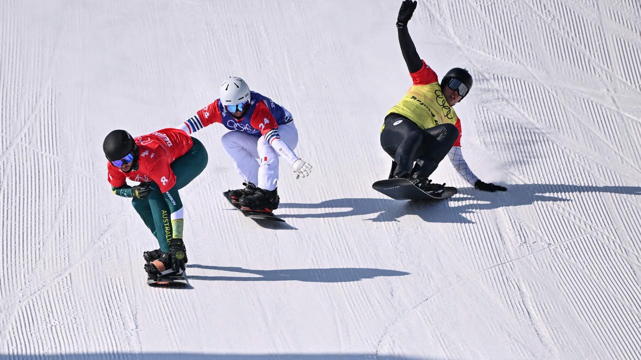 Australia's Cameron Bolton (L), France's Loan Bozzolo (C) and Russia's Daniil Donskikh race to the line.