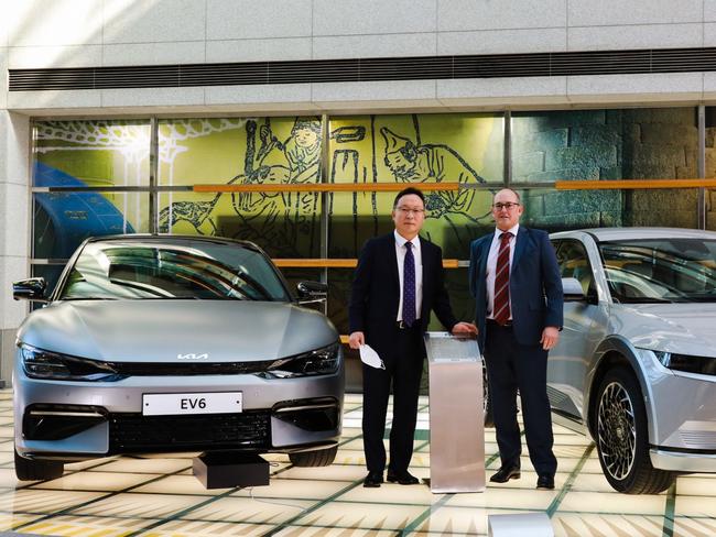 Park Chan Young (vice-president of the Hyundia/Kia Electric Vehicle Parts Purchasing Sub-Division) and Gavin Lockyer (Arafura managing director) attend an agreement signing ceremony in South Korea.