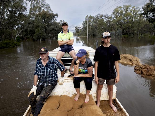 Sunday 23rd October 2022.  The Australian.Echuca floods, Victoria.Paul Horman and Suzanne Shearer with her kids Mitch and Harry Shearer helping disperse sandbags to locals on Goulburn Rd, Echuca.Photograph by Arsineh Houspian.