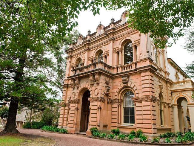 Santa Sabina College, 90 The Boulevarde, Strathfield