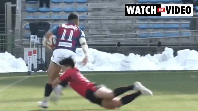 Quade Cooper launches NFL-style trick pass during rugby game