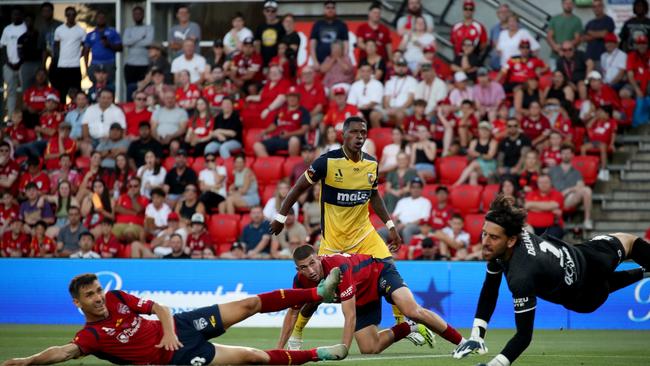 Angel Torres of the Mariners kicks his 2nd goal during the A-League Men round 15 match. Picture: Kelly Barnes/Getty Images.