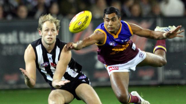 Jason Roe attempts to spoil Collingwood’s Josh Fraser.