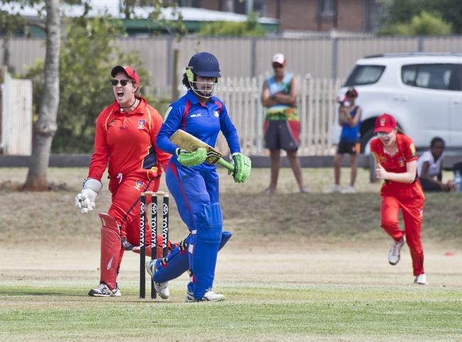 Valenta Langiatu, EAP caught by SA keeper Kylie Rattray.