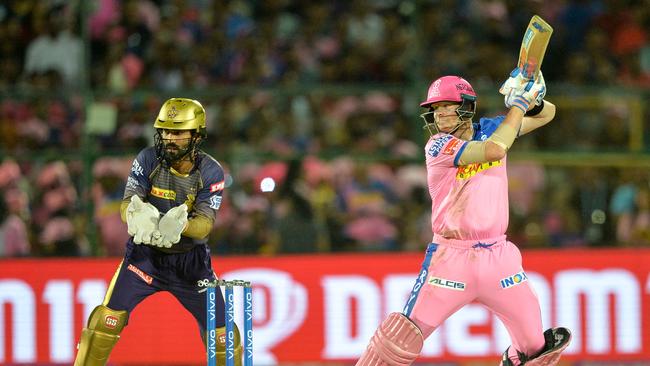 Rajasthan Royals cricketer Steve Smith (R) plays a shot during the 2019 Indian Premier League (IPL) Twenty20 cricket match between Rajasthan Royals and Kolkata Knight Riders at the Sawai Mansingh Stadium in Jaipur on April 7, 2019. (Photo by Sajjad HUSSAIN / AFP) / ----IMAGE RESTRICTED TO EDITORIAL USE - STRICTLY NO COMMERCIAL USE-----