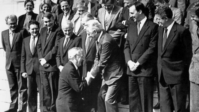 Hayden kneels in front of prime minister Bob Hawke and the Labor ministry in 1987.