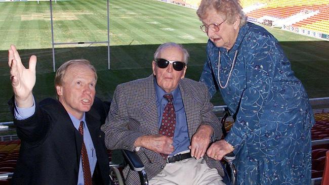 Joh Bjelke-Petersen with premier Peter Beattie and wife Flo in 2003.