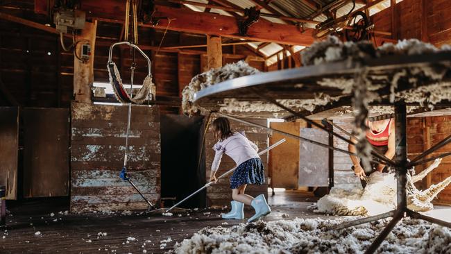 Susan Jacobs Photography - Heidi, 8, lends a hand in the shearing shed.