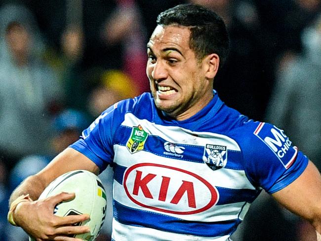 Reimis Smith (right) of the Bulldogs runs with the ball against the Dragons while scoring during the Round 24 NRL match between the St George-Illawarra Dragons and the Canterbury-Bankstown Bulldogs at UOW Jubilee Oval in Sydney, Sunday, August 26, 2018. (AAP Image/Brendan Esposito) NO ARCHIVING, EDITORIAL USE ONLY