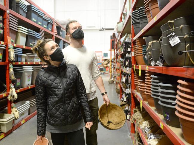 SYDNEY, AUSTRALIA - NewsWire Photos JULY 31. Shoppers at Bunnings in Alexandria, As the  Woolworths Group begins encouraging shoppers to wear masks throughout their stores, Friday, July 31, 2020.Picture: NCA NewsWire / Jeremy Piper