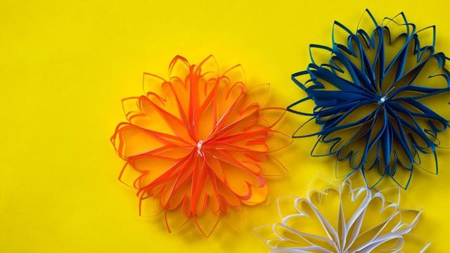 Christmas paper craft for kids: Origami snowflake