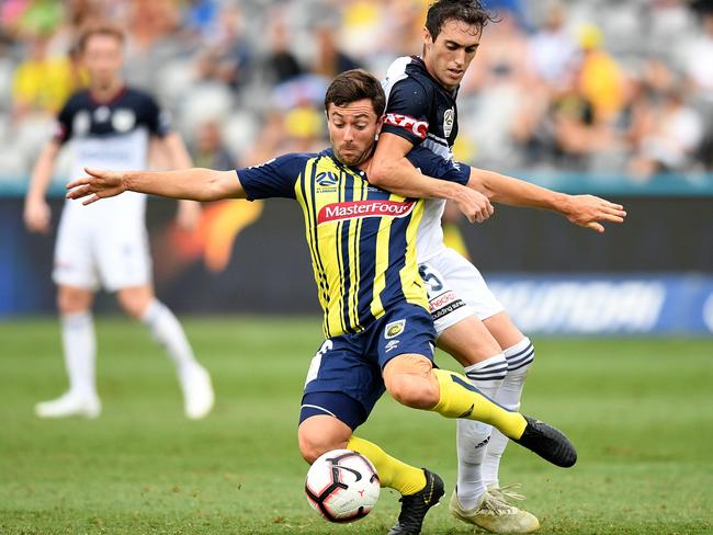 Tommy Oar of the Mariners competes for possession with Raul Baena of Victory during the Round 17 A-League match between the Central Coast Mariners and the Melbourne Victory at Central Coast Stadium in Gosford, Saturday, February 2, 2019. (AAP Image/Dan Himbrechts) NO ARCHIVING, EDITORIAL USE ONLY