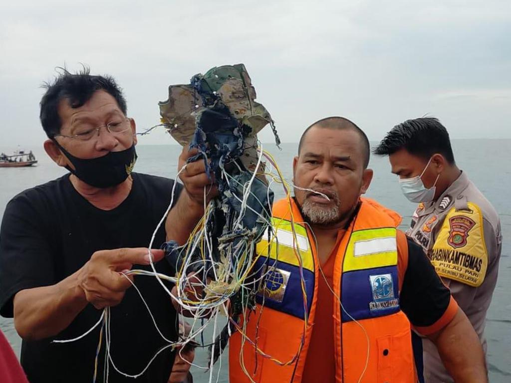 Parts of a plane have been found in Jakarta Bay by a rescue team on the same day an Indonesian flight, SJ182 went missing from the flight radar.