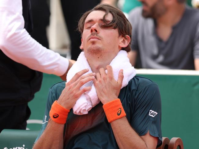 PARIS, FRANCE - MAY 29: Alex de Minaur of Australia sits on his bench at the change of ends during his Men's Singles Second Round match against Alexander Bublik of Kazakhstan on Day Five of the 2025 French Open at Roland Garros on May 29, 2025 in Paris, France.  (Photo by Clive Brunskill/Getty Images)