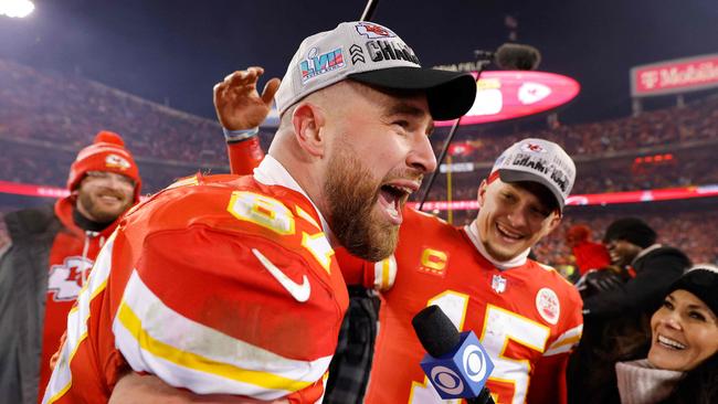 KANSAS CITY, MISSOURI - JANUARY 29: Travis Kelce #87 and Patrick Mahomes #15 of the Kansas City Chiefs celebrate after defeating the Cincinnati Bengals 23-20 in the AFC Championship Game at GEHA Field at Arrowhead Stadium on January 29, 2023 in Kansas City, Missouri.   David Eulitt/Getty Images/AFP (Photo by David Eulitt / GETTY IMAGES NORTH AMERICA / Getty Images via AFP)