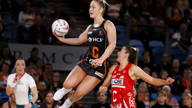 Jamie-Lee Price oshows off her aerial ability for the Giants in the Super Netball league. Photo: Getty Images