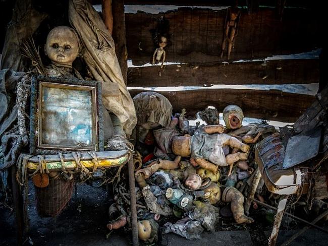 <!DOCTYPE html PUBLIC "-//W3C//DTD HTML 4.0 Transitional//EN" "http://www.w3.org/TR/REC-html40/loose.dtd"><html><body><p>A pile of decaying dolls on on Isla De Las Munecas, Xochimico, Mexico. Picture: Flickr/Kevin</p></body></html>