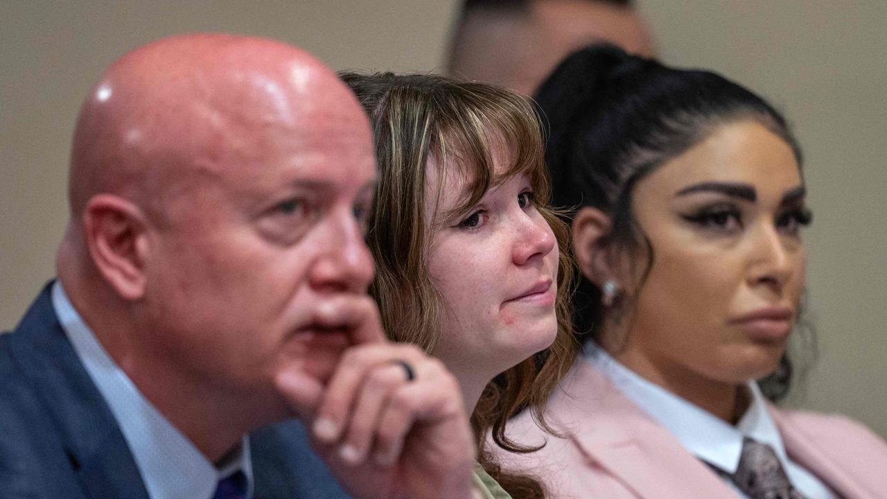 Hannah Gutierrez-Reed (centro), ex armera de la película Rust, asiste entre lágrimas a la audiencia de sentencia con el abogado Jason Bowles (izq.) y la asistente jurídica Carmella Sisneros (der.). (Foto de Eddie Moore / Journal / POOL / AFP)