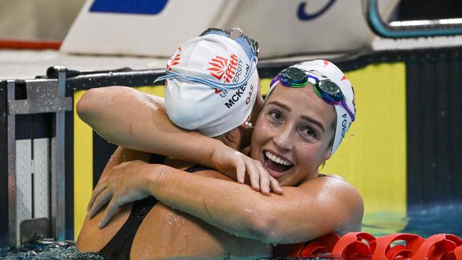 Australia's Kaylee McKeown (L) is congratulated by second place Jenna Forrester (Photo by Brenton Edwards / AFP)