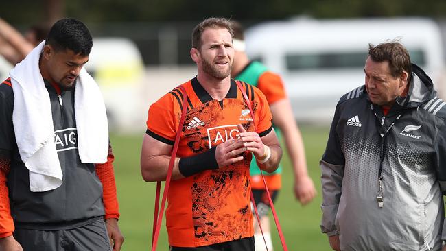 Vaea Fifita, Kieran Read and Steve Hansen chat during All Blacks training.