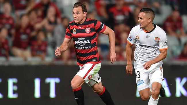 Brendan Santalab of the Wanderers chases down the ball as Jade North of the Roar applies pressure during the round 9 A-League match between Western Sydney Wanderers and the Brisbane Roar at Allianz Stadium in Sydney, Saturday, Dec. 5, 2015. (AAP Image/Dean Lewins) NO ARCHIVING, EDITORIAL USE ONLY