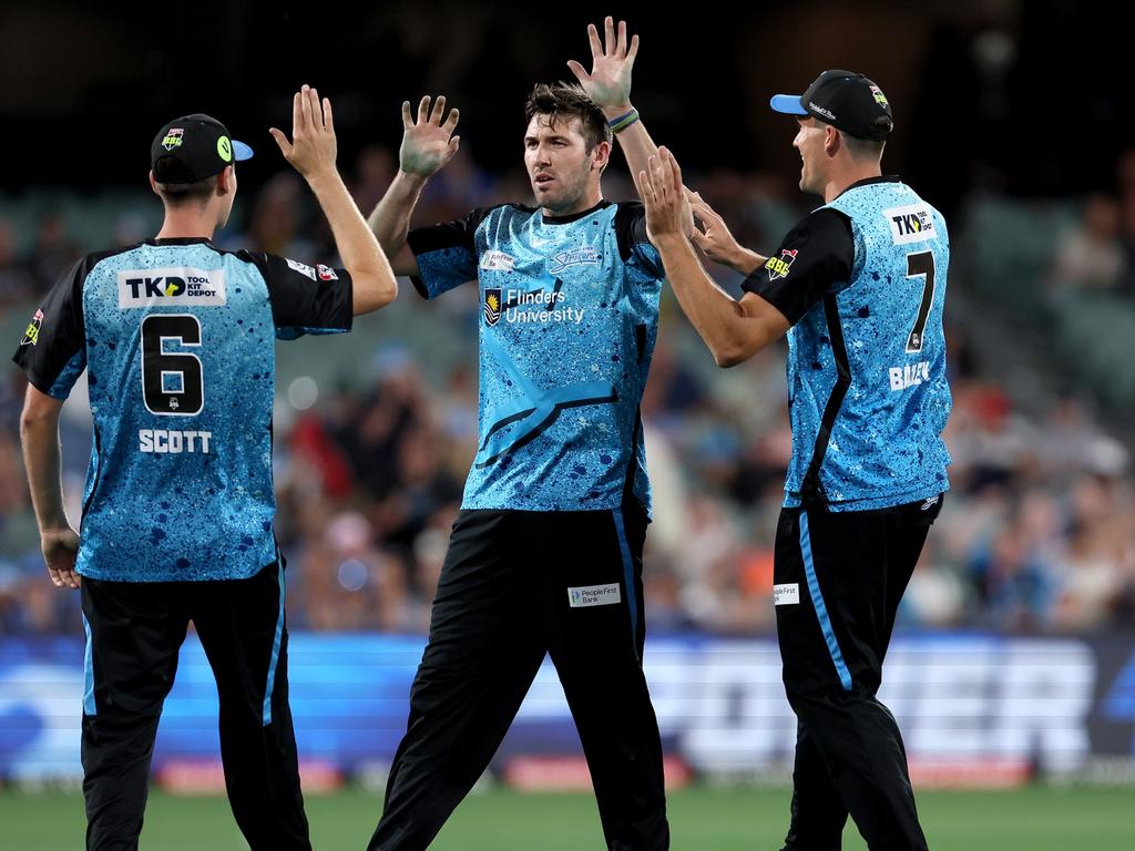 Jamie Overton celebrates a wicket with his Strikers teammates. Picture: Getty Images