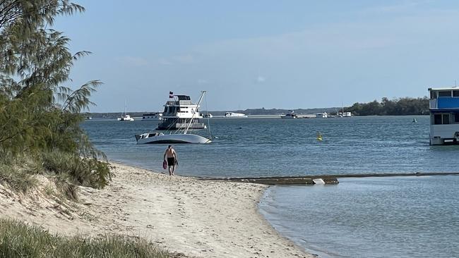 Boat sinks in Broadwater near Labrador.