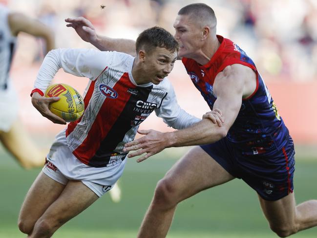 MELBOURNE , AUSTRALIA. May 26 , 2024.  Round 11. Melbourne vs St Kilda at the MCG.   Lance Collard of the Saints unsuccessfully tries to break the tackle of Adam Tomlinson of the Demons during the 1st qtr.     . Pic: Michael Klein