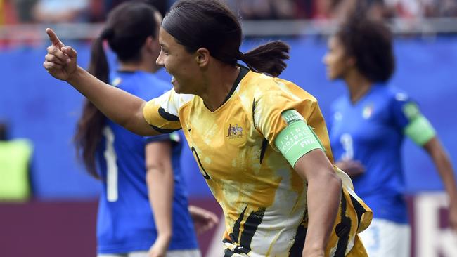 Sam Kerr gave her teammates a set of headphones each.