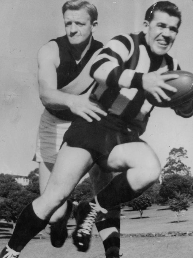 1959. Richmond’s Roy Wright tackles Collingwood’s Lou Richards.
