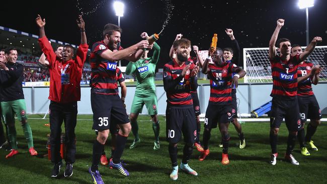 SYDNEY, AUSTRALIA - OCTOBER 01: The Wanderers celebrate after the Asian Champions League semi final leg 2 match between the Western Sydney Wanderers and FC Seoul at Pirtek Stadium on October 1, 2014 in Sydney, Australia. (Photo by Ryan Pierse/Getty Images)