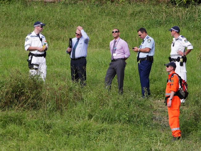 Police and SES volunteers searching a reserve in Berkeley after Darko Janceski was shot dead in the front garden of his house.