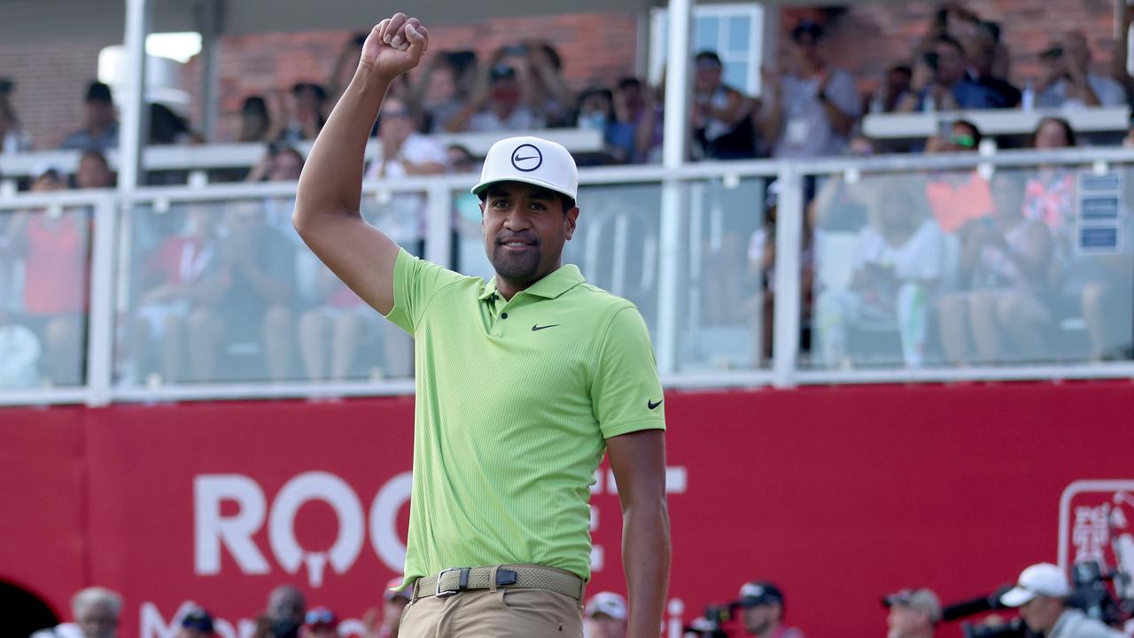DETROIT, MICHIGAN - JULY 31: Tony Finau of the United States celebrates on the 18th green after winning the Rocket Mortgage Classic at Detroit Golf Club on July 31, 2022 in Detroit, Michigan. Mike Mulholland/Getty Images/AFP == FOR NEWSPAPERS, INTERNET, TELCOS &amp; TELEVISION USE ONLY ==