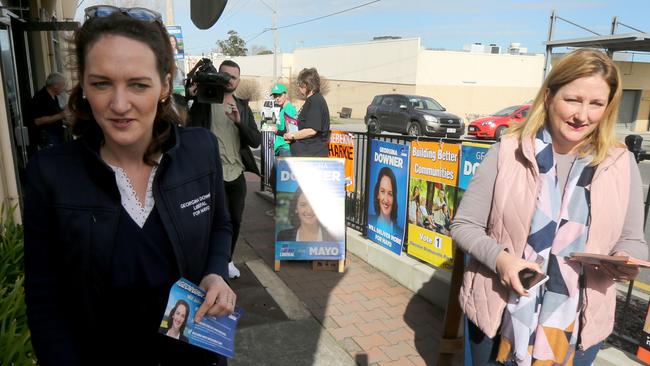 Georgina Downer (left) and Rebekha Sharkie campaign in Mount Barker in 2018. Picture: AAP