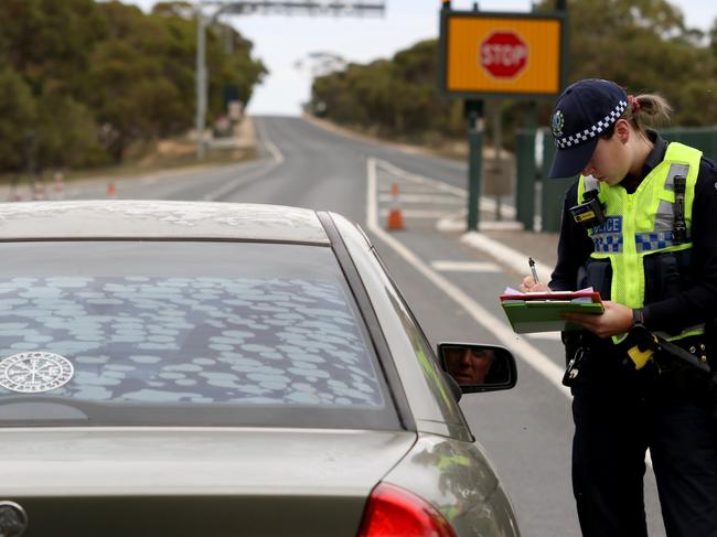 SA Police stop a car near the SA border 5km east of Pinnaroo, South Australia, Tuesday, March 24, 2020. Photo: AAP/Kelly Barnes