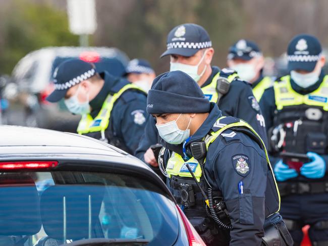 WODONGA VIC - JULY 12TH, 2021:Victoria police have set up a new check point near the NSW Victorian border between Albury Wodonga on the Lincoln Causeway.Picture: Simon Dallinger