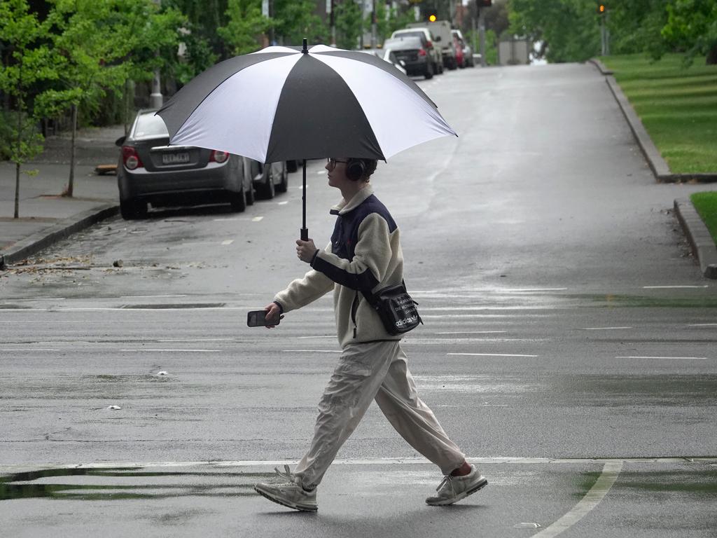 It’s a wet start to the day for Melburnians. Picture: NewsWire / Valeriu Campan