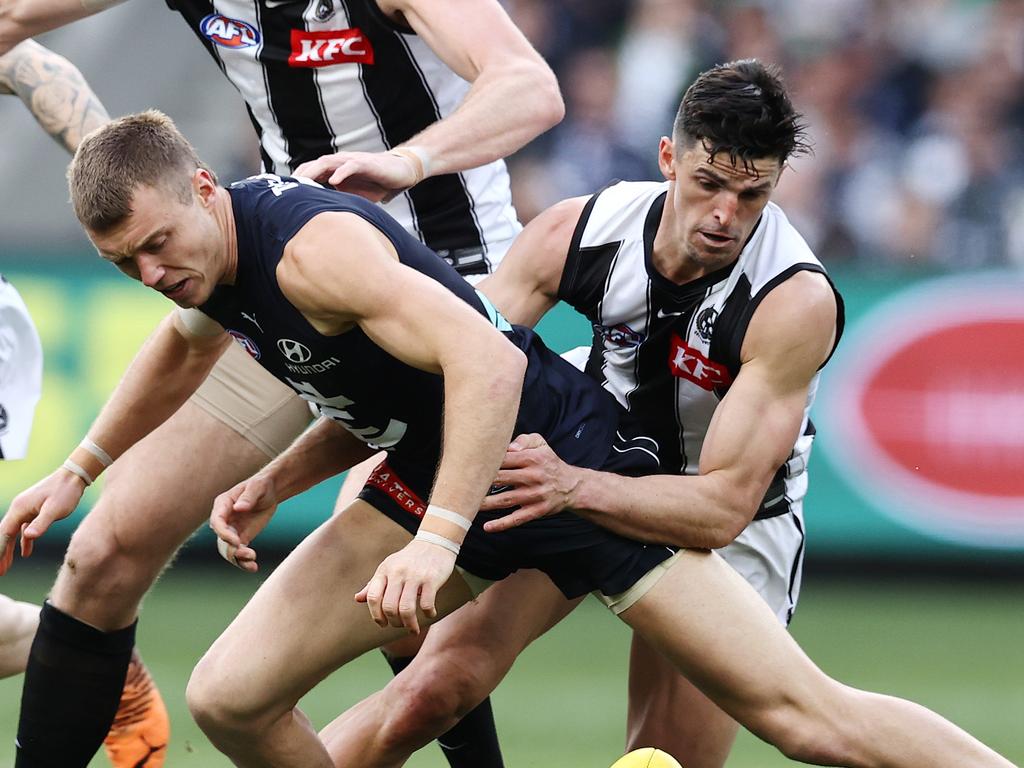 MELBOURNE . 20/08/2022. AFL. Round 23. Carlton vs Collingwood at the MCG. Patrick Cripps of the Blues loses the ball in the tackle of Scott Pendlebury of the Magpies during the 1st qtr. . Picture: Michael Klein