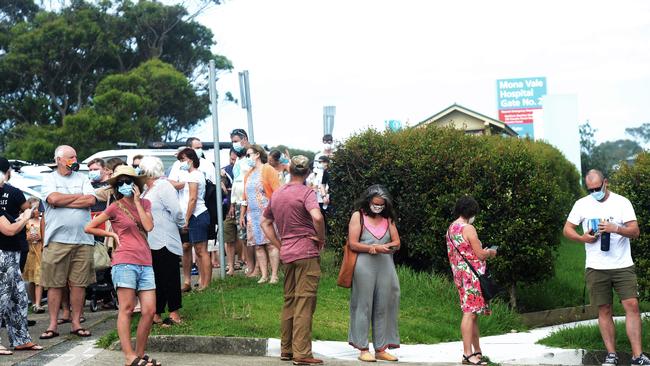 Locals line up at Mona Vale hospital for a COVID-19 test . Picture: NCA NewsWire / Jeremy Piper