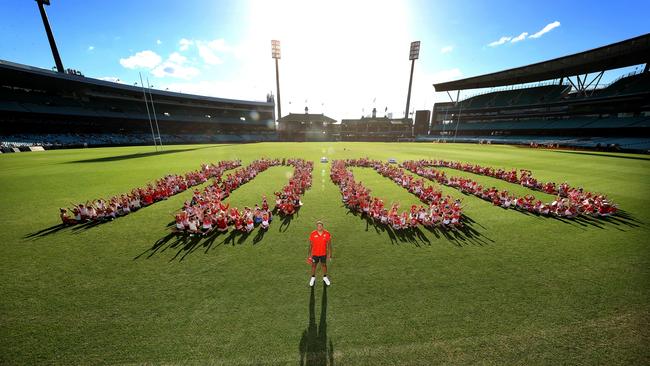 Sydney Swans superstar Lance Franklin with 1000 NAB AFL Auskick players at the SCG marking his historic milestone. Picture: Phil Hillyard