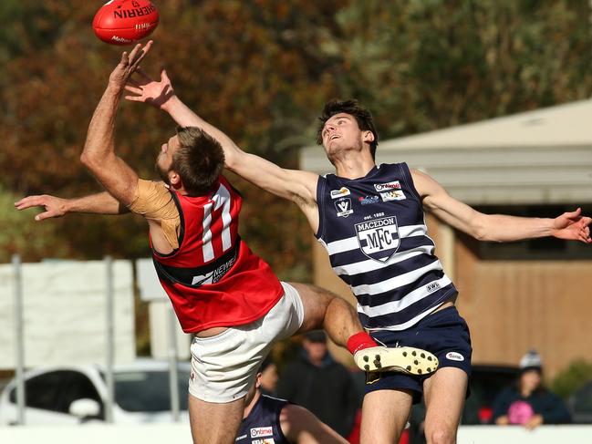 Blake Henderson wins the tap against Fraser Ampulski. Picture: Hamish Blair