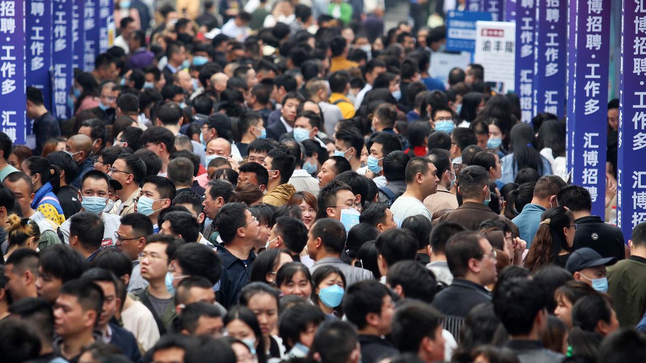 Mọi người tham dự một hội chợ việc làm ở thành phố Trùng Khánh phía tây nam Trung Quốc khi tỷ lệ thất nghiệp trong giới trẻ Trung Quốc tăng vọt lên mức kỷ lục 20,8% trong tháng Năm.  Ảnh: AFP