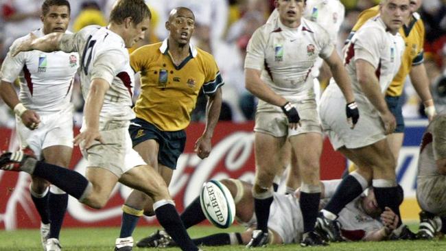 Jonny Wilkinson lets fly with ‘that drop goal’ to break Australian hearts. Bah!