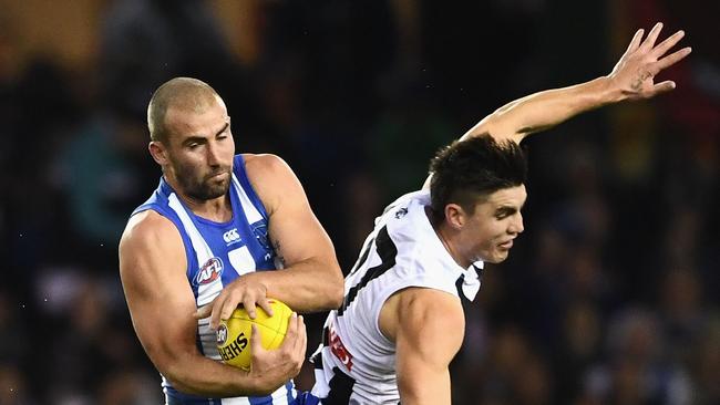 MELBOURNE, AUSTRALIA - AUGUST 05: Ben Cunnington of the Kangaroos marks infront of Brayden Maynard of the Magpies during the round 20 AFL match between the North Melbourne Kangaroos and the Collingwood Magpies at Etihad Stadium on August 5, 2017 in Melbourne, Australia. (Photo by Quinn Rooney/Getty Images)